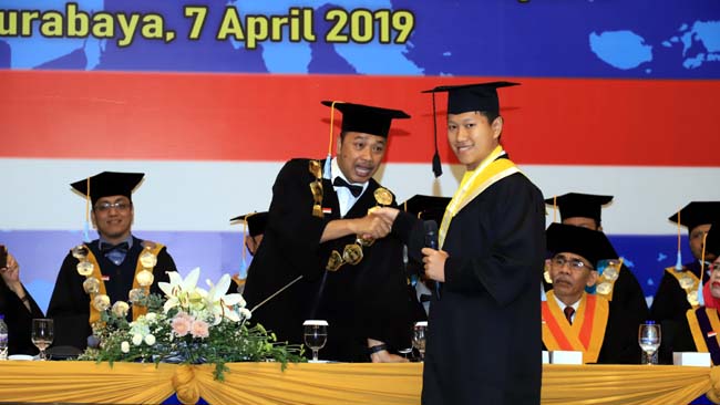 Rektor Universitas Dr. Soetomo (Unitomo) Surabaya, Dr. Bachrul Amiq, SH., MH,. memberikan ucapan selamat kepada Gunadi Putra, penyandang autis yang berhasil menuntaskan studinya. Gunadi Putra juga berhak atas beasiswa S2 Fakultas Ilmu Komunikasi (Fikom) di kampus tersebut sebagai apresiasi