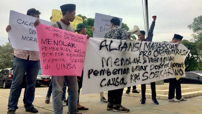 Mahasiswa UINSA Tolak Pemberian Gelar Doktor Honoris Causa ke Soekarwo