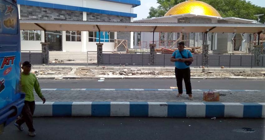 MUSTAHIL RAMPUNG : Pembangunan sarana penunjang dan masjid Anjuk Ladang Nganjuk yang masih memerlukan finishing disana-sini dan mustahil rampung hingga akhir Desember 2019. (ari)