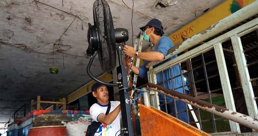 Cegah Covid-19, PD Pasar Surya Pasang Kipas Semprot Disinfektan di Pasar Keputran Utara