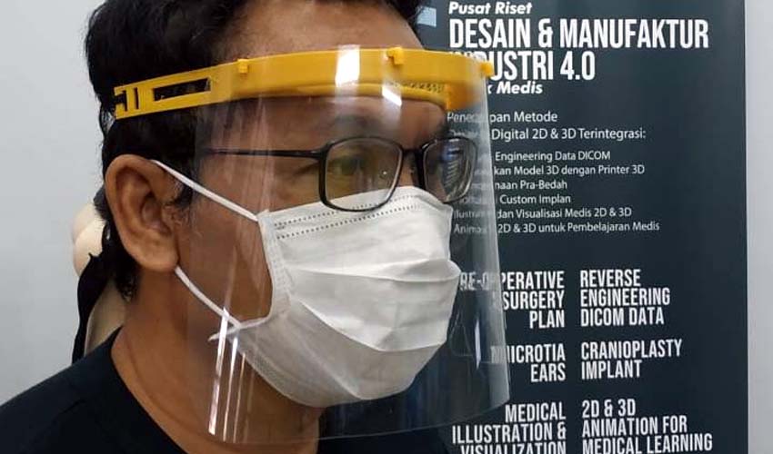 Djoko Kuswanto saat menjajal Face Shield Mask di RS Universitas Airlangga