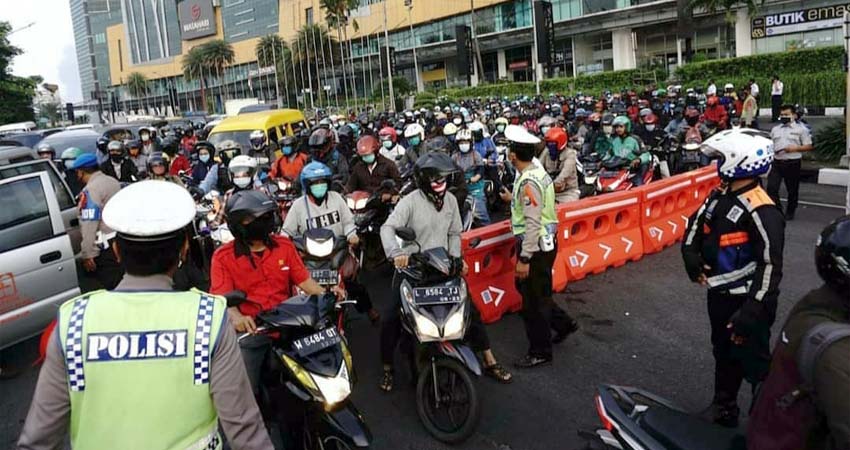 Hari Pertama PSBB, DPRD dan Pemkot Surabaya Anggap Wajar Kekacauan Lalin di Bundaran Waru