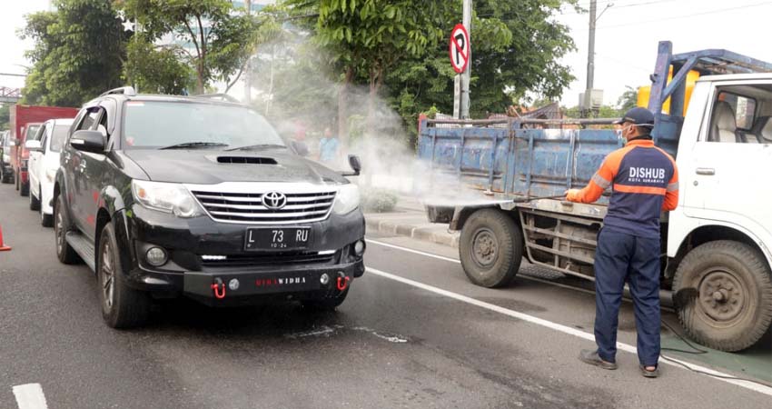 Salah satu posko di titip akses pintu masuk Kota Surabaya