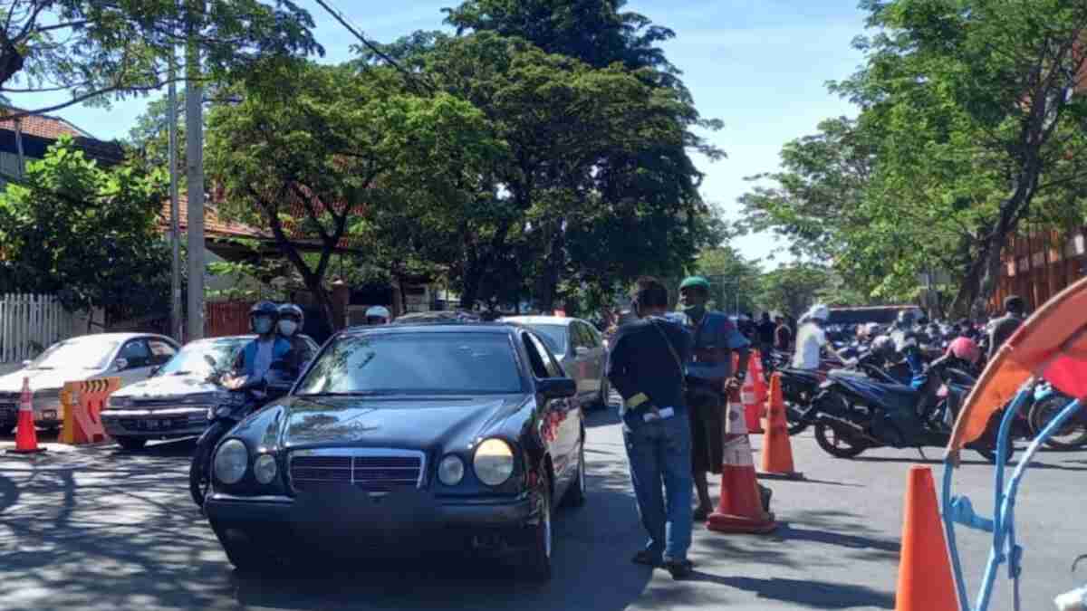 Kendaraan Peserta Vaksinasi Massal Mulai Padati Gelora 10 November Surabaya