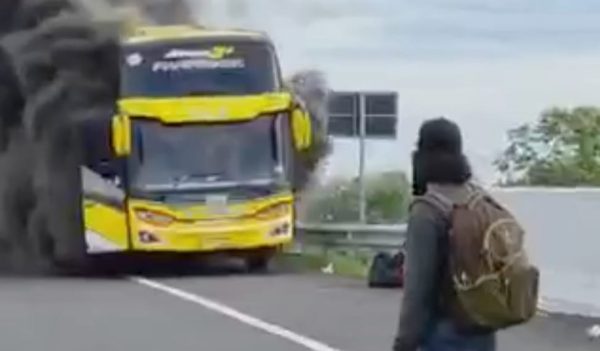 Bus Pariwisata Membawa 48 Penumpang Terbakar di Tol Pandaan - Malang