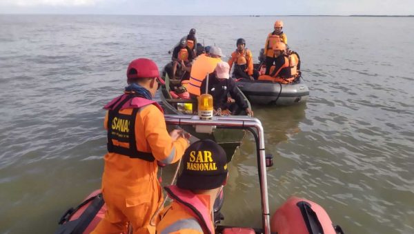 Tim SAR Surabaya Evakusi Lima Pemancing Asal Perairan Muara Mulyorejo Surabaya